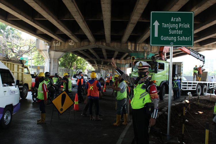 Dinas Perhubungan Provinsi DKI Jakarta merekayasa sebagian arus lalu lintas (lalin) Jalan RE Martadinata Arah Tanjung Priok, Jakarta Utara, karena adanya pekerjaan pembuatan Pompa Ancol Sentiong.