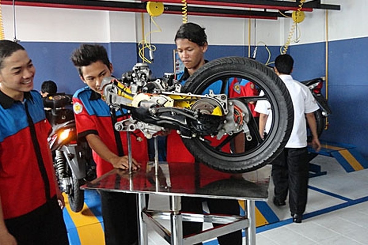 Mesin sepeda motor yang disumbangkan Astra Honda Motor untuk praktek di SMK