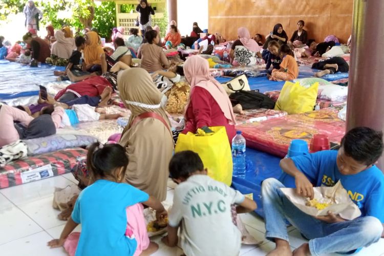 Foto : Ratusan warga Wuring, Kelurahan Wolomarang, Kecamatan Alok memilih bertahan di rumah Dinas Bupati Sikka, Rabu (15/12/2021).