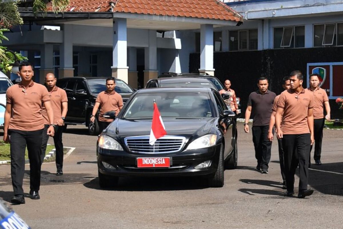 Paspampres Grup A mengawal mobil kepresidenan yang ditumpangi Presiden Joko Widodo, Senin (18/12/2017).