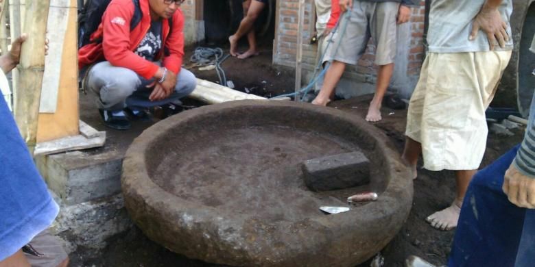 Cobek berukuran besar ditemukan warga Dusun Trasan, Desa Bringin, Kecamatan Srumbung, Kabupaten Magelang, Jumat (29/7/2016).
