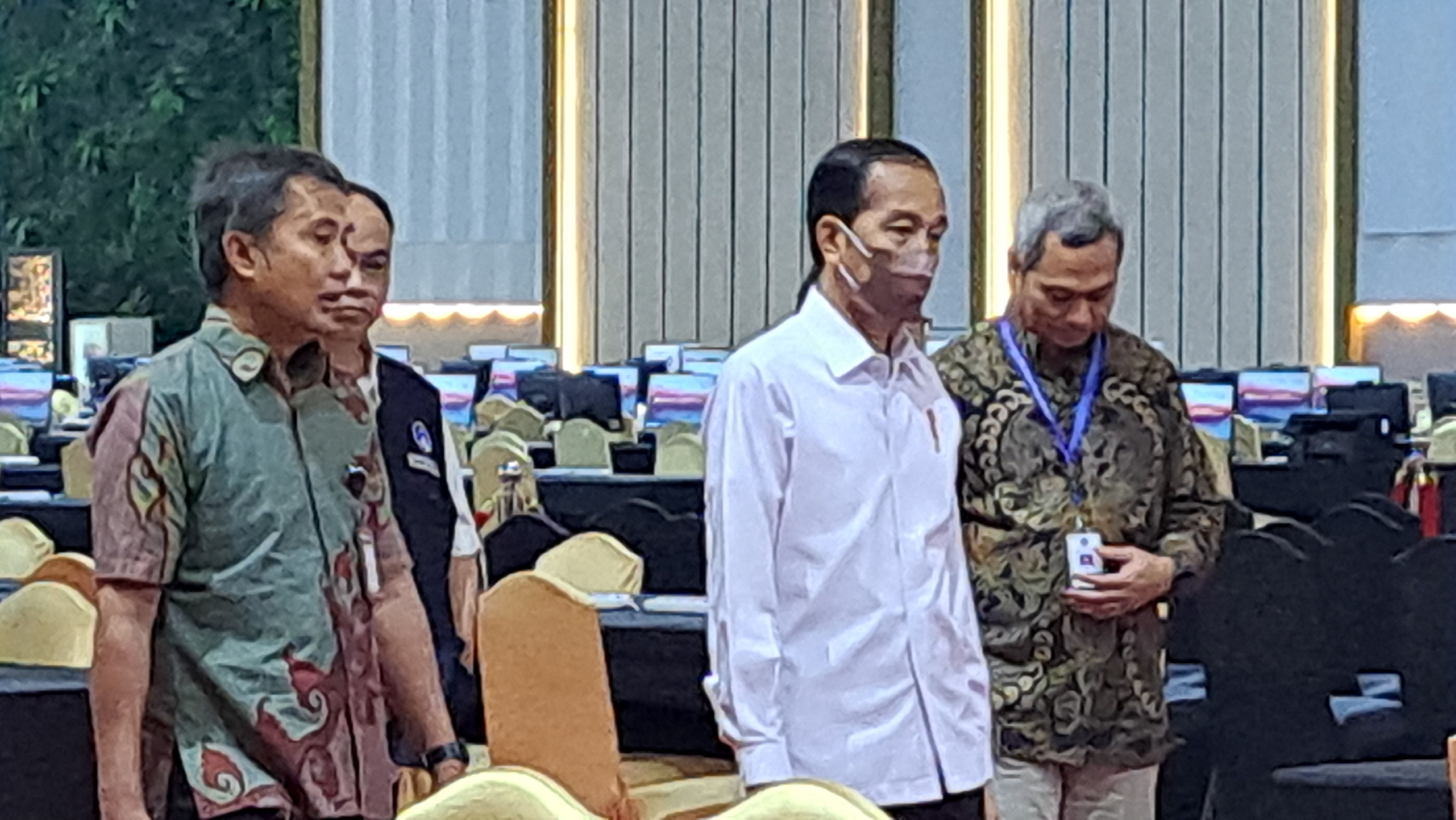 Jokowi Kenakan Masker Saat Tinjau 