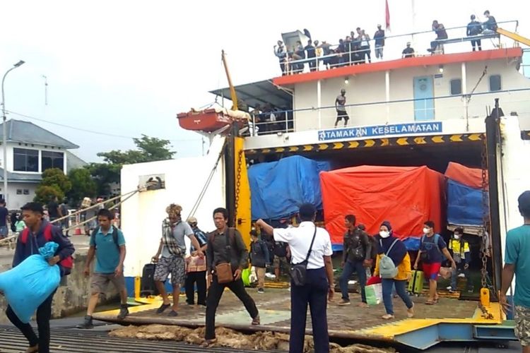 Pemudik asal Kalimantan yang tiba di pelabuhan Kendal. KOMPAS.COM/SLAMET PRIYATIN