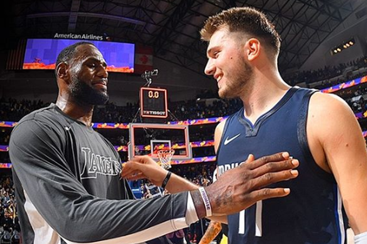 LeBron James (Kiri) bersama Luka Doncic (Kanan) Bersalaman setelah Mengakhiri Pertandingan Melalui Tambahan Waktu