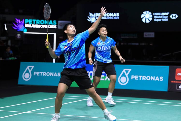 Ganda putri Indonesia, Apriyani Rahayu/Siti Fadia Silva Ramadhanti, saat bertanding melawan Kim  So Yeong/Kong Hee Yong (Korea Selatan) pada perempat final Malaysia Open 2023 di Axiata Arena, Jumat (13/1/2023). Siti Fadia mengalami cedera saat berlaga di semifinal Malaysia Open 2023 dan dipastikan absen pada turnamen India Open 2023.