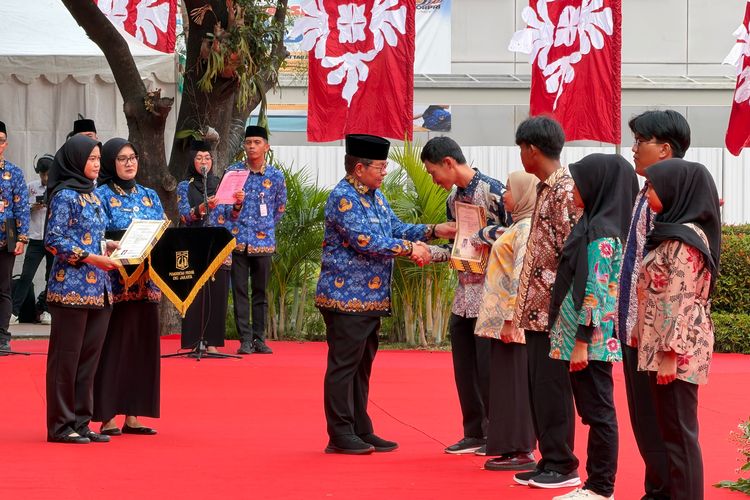 2.810 Warga Jakarta Terima Bantuan Pemutihan Ijazah Tahap II, Nilainya Rp 4,67 Miliar