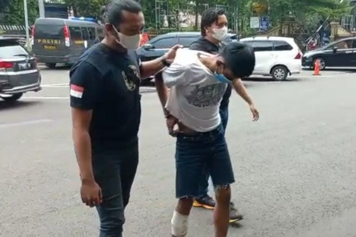 Polres Jakarta Selatan menembak kaki pria berinisial DA yang merupakan pelaku pembunuhan terhadap VF (22), karena berusaha melarikan diri saat ditangkap.