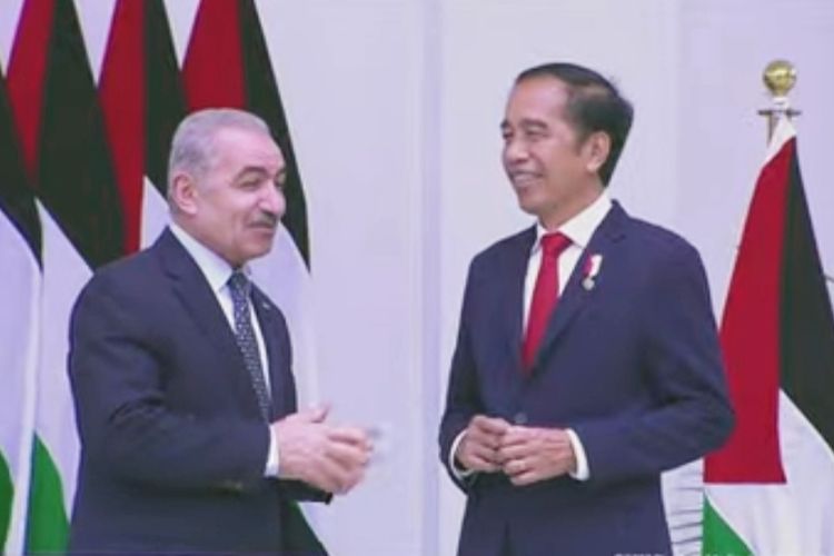 Presiden Joko Widodo dan Perdana Menteri (PM) Palestina Mohammad IM Shtayyeh berbincang di Istana Kepresidenan Bogor, Jawa Barat, pada Senin (24/10/2022).