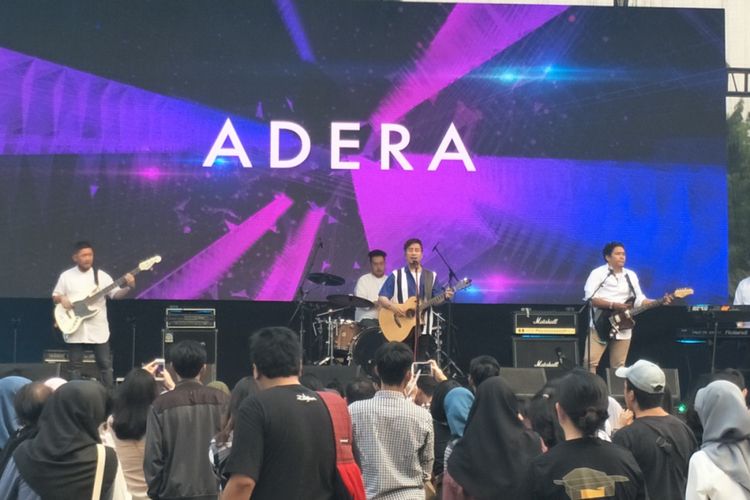 Adera tampil dalam On Off Festival di Gandaria City, Jakarta Selatan, Minggu (12/8/2018).