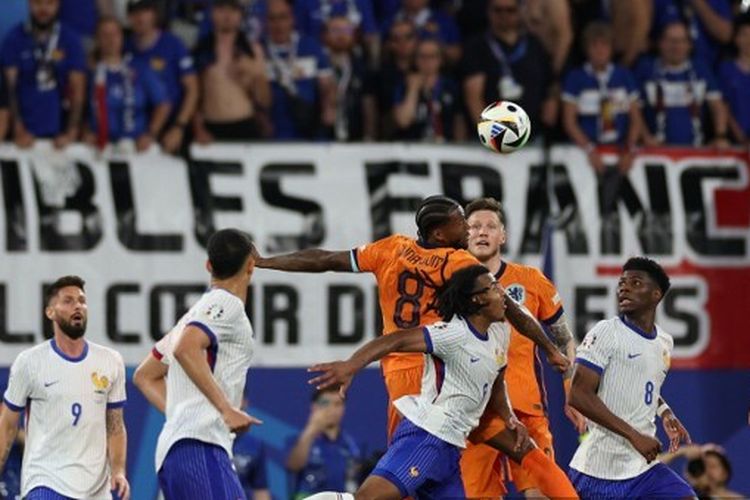 Situasi pertandingan Belanda vs Perancis pada fase Grup D Euro 2024 di Leipzig Stadium, Sabtu (22/6/2024) dini hari WIB. (Photo by Adrian DENNIS / AFP)