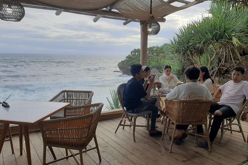 Wisata ke Gunungkidul, Rasakan Sensasi Makan di Restoran Pinggir Pantai