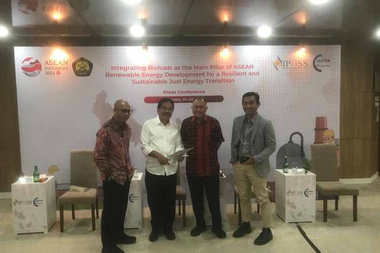Vice Chairman Indonesia Palm Oil Strategic Studies (IPOSS) Sofyan Djalil berfoto bersama dengan jajaran SBM ITB di Jakarta, Kamis (20/7/2023).