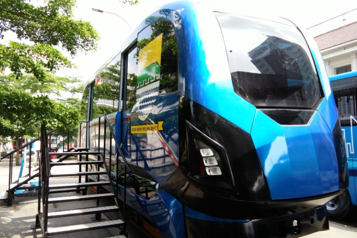 Purwarupa moda transportasi masa depan Kota Bandung, LRT Metro Kapsul Bandung telah terpasang di Alun-alun Bandung, Jalan Asia Afrika, Rabu (5/4/2017)