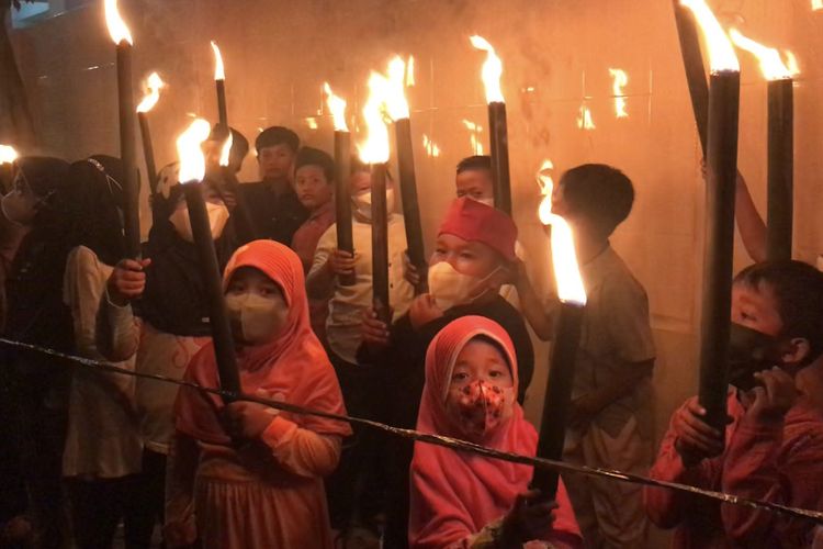 Anak-anak Ciganjur ikut serta dalam pawai obor yang dimulai dari Madrasah El-Syifa dan berakhir di Masjid Jami Assa’datain, Ciganjur, Jagakarsa, Jakarta Selatan pada Sabtu (26/3/2022) malam.