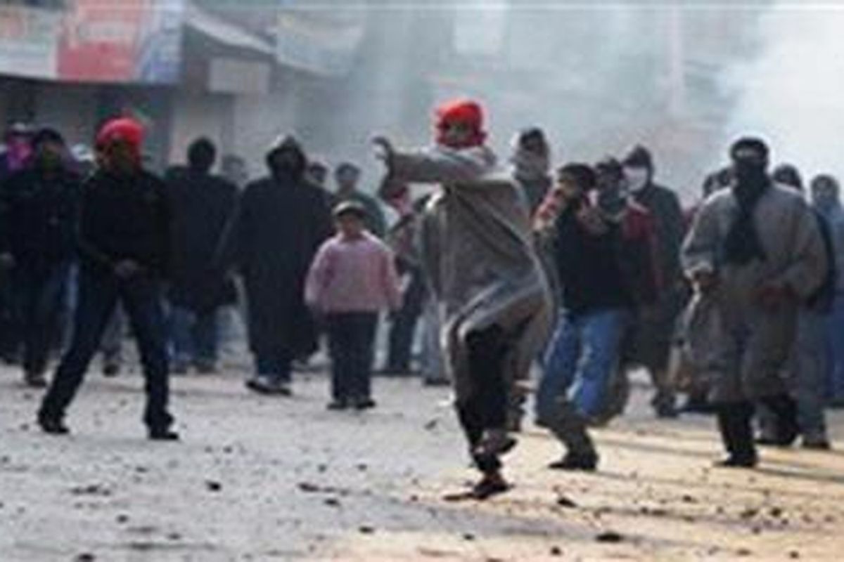 Para pemrotes Kashmir bentrok dengan polisi di pusat kota Srinagar. 