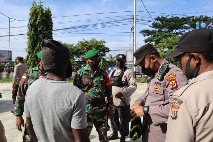 Aparat gabungan TNI-POLRI, saat melakukan rasia terhadap warga masyarakat yang melintas di jalan raya Sentani-Waena, Kabupaten Jayapura, Papua, Selasa (10/05/2022).