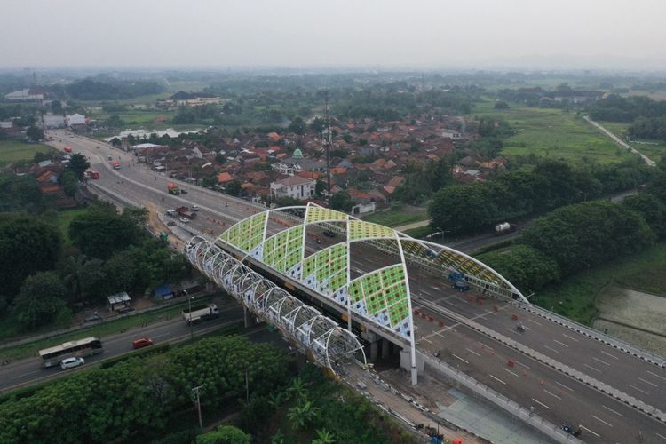 Jembatan Aria Wangsakata diresmikan Gubernur Banten. Jembatan yang ada di Jalan Syeh Nawawi Al Banten Kota Serang ini menjadi jembatan terlebar di Indonesia