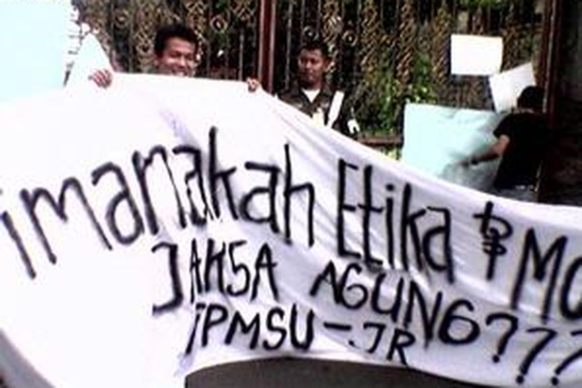 FPMSU-JR menggelar aksi unjuk rasa di Kejagung. Mereka menuntut agar Jaksa Agung  Herdarman Supandji mundur dari jabatannya dan kasus Soeharto tetap diselesaikan melalui jalur hukum, Rabu (16/1).