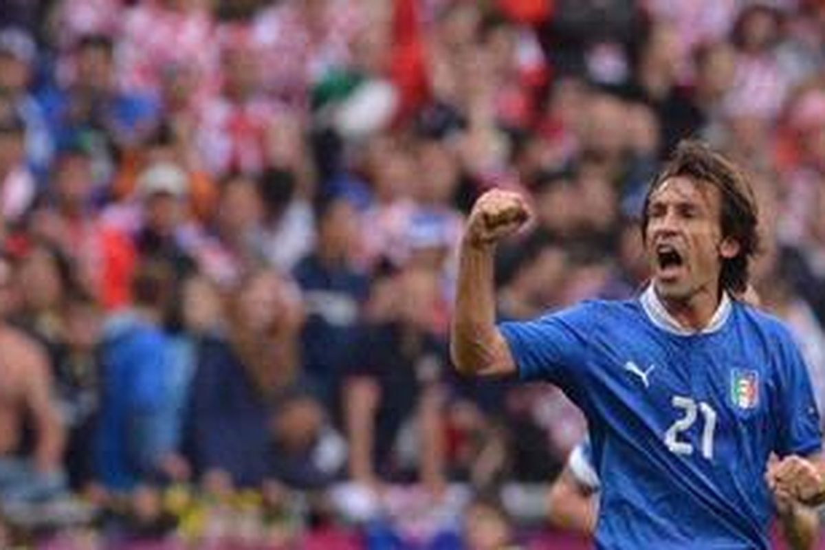 Gelandang Italia Andrea Pirlo merayakan golnya ke gawang Kroasia di Stadion Poznan, Polandia, Kamis (14/6/2012). 