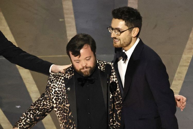 James Martin (kiri) dan Tom Berkeley menerima Piala Oscar kategori Best Live Action Short Film untuk film An Irish Goodbye pada perhelatan Academy Awards ke-95 di Dolby Theatre, Hollywood, California, Minggu 912/3/2023).