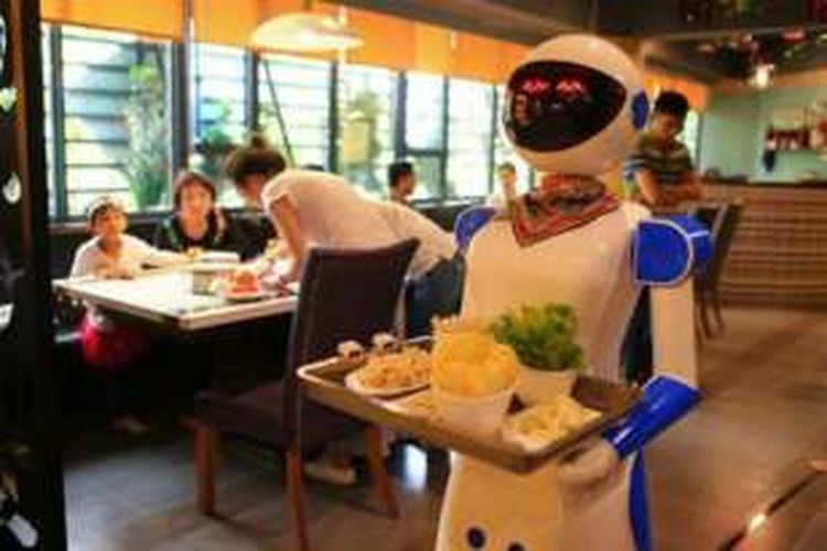 Robot pelayan di sebuah restoran.