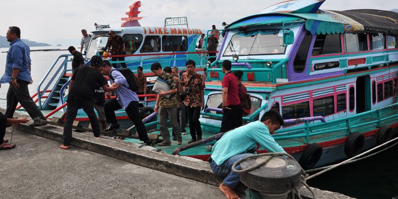 Para Diplomat Diajak Mengenal Potensi Pariwisata di Medan dan Parapat.
Para diplomat turun dari kapal wisata di Pulau Samosir, Sumatera Utara, Kamis (22/3/2018).
