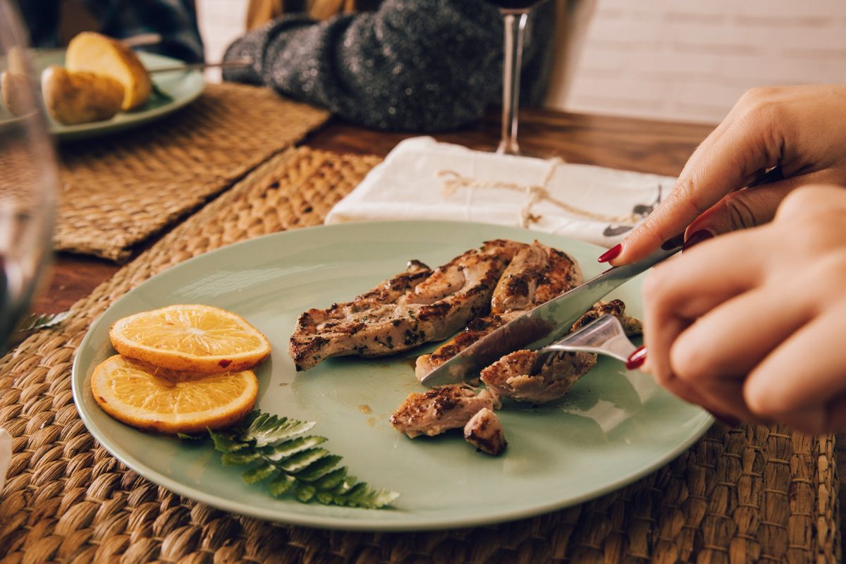 Ilustrasi makan steak. Pihak Kepolisian Prefektur Fukuoka, Jepang, resmi menahan seorang guru sekolah dasar (SD) atas dugaan tindak pidana penipuan. Pria bernama Shinpei Tagawa (26) tersebut dilaporkan melakukan aksi makan tanpa bayar atau dine and dash di sebuah restoran mewah.