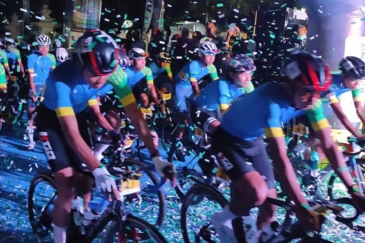 PJ Gubenur Jawa Barat Bey Machmudin bersama Pimpinan Redaksi Harian Kompas Sutta Dharmasaputra, dan pihak terkait lainnya melakukan flag off Cycling de Jabar 2024, di depan kantor Balaikota Cirebon, Jawa Barat pada Sabtu (25/5/2024) Pagi. Sebanyak 202 peserta akan menempuh jarak 213 kilometer bertajuk Sumanget Jawara.
