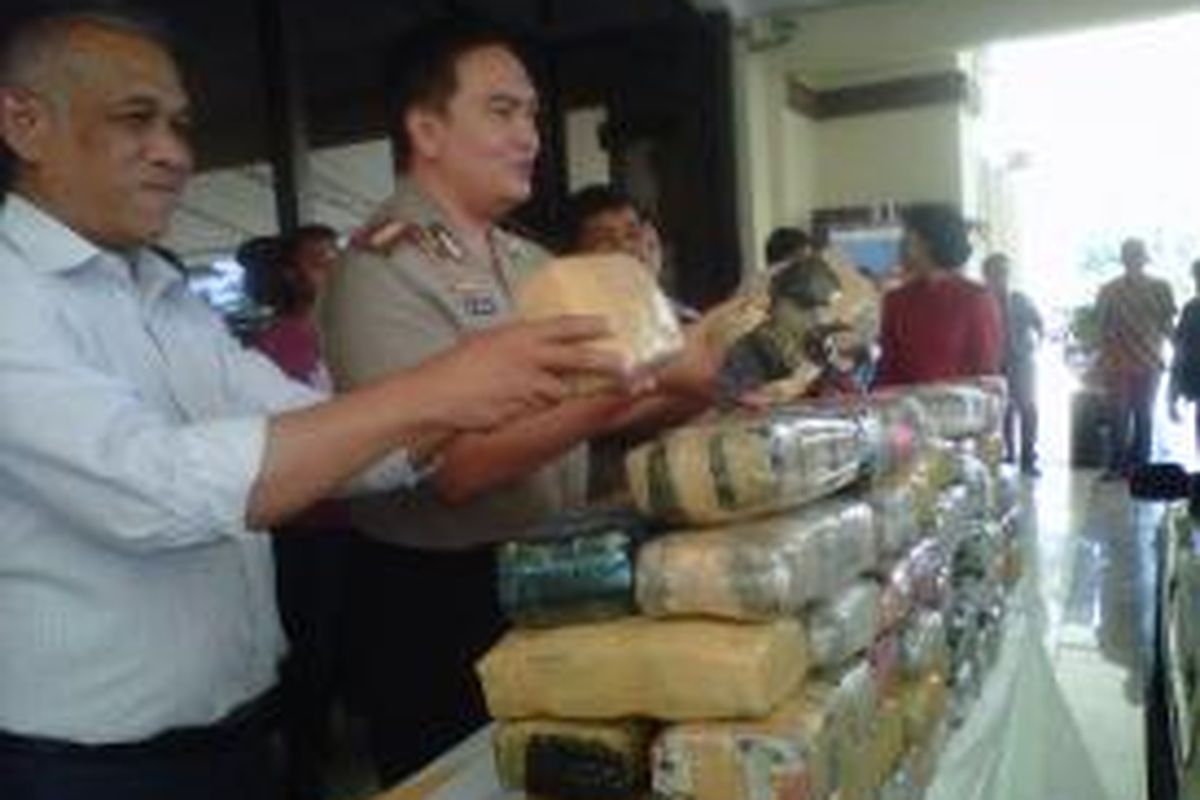 Kapolres Jakarta Utara Komisaris Besar Muhammad Iqbal dengan barang bukti ganja seberat 66 kg dengan nilai Rp 660 Juta.