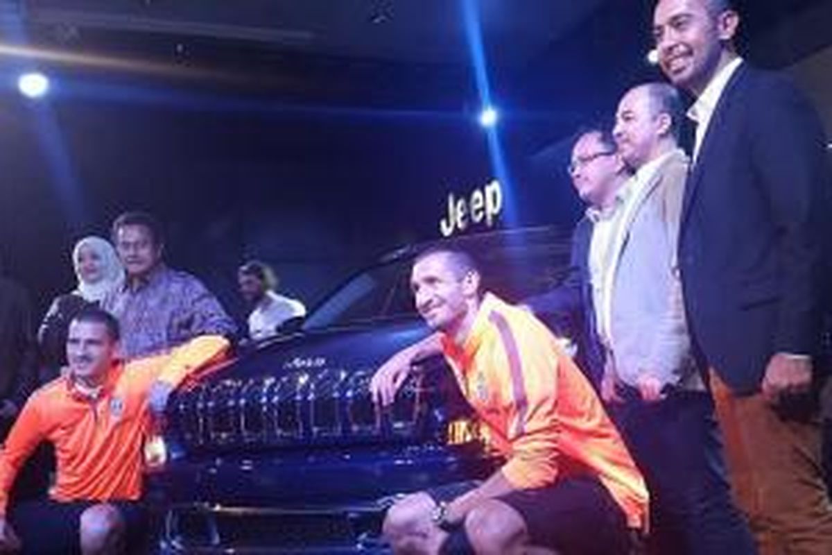 Dua pemain Juventus berpose dengan All-New Jeep Cherokee