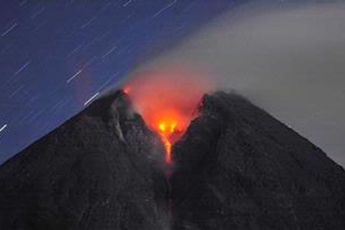 Lelehan lava pijar Gunung Merapi terlihat dari Desa Balerante, Kemalang, Klaten, Jawa Tengah, Senin (1/11/2010). Gunung Merapi mengeluarkan awan panas pada siang harinya dan mengakibatkan kepanikan pengungsi yang sedang berada di sejumlah barak pengungsian. 