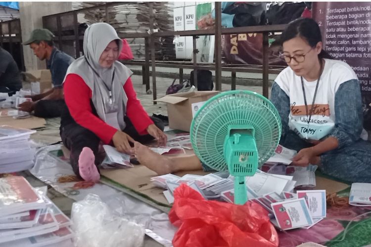 KPU Magetan Mulai Lipat 546.415 Surat Suara Pilkada, 111 Petugas Dikerahkan