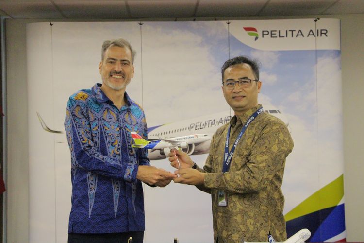 Briac Kerihuel, Chief Commercial Officer Navblue (kiri) dan Heru Susilo, Direktur Operasional Berjadwal Pelita Air (kanan), pada penyerahan rekognisi dari Navblue, Rabu (17/5/2023), di Jakarta.
