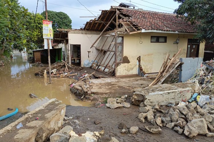 Kondisi rumah warga di RT 01 RW 17, Kampung Lamajang Peuntas, Desa Citereup, Kecamatan Dayeuhkolot, Kabupaten Bandung, Jawa Barat, pada Jumat (12/1/2024) yang rusak akibat diterjang aliran sungai Cigede pada Kamis sore