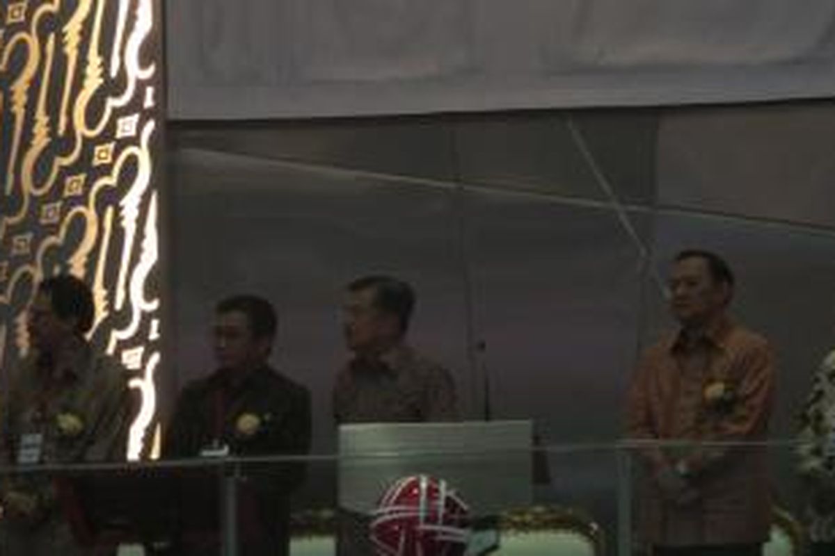 Wakil Presiden Jusuf Kalla menutup perdagangan di Bursa Efek Indonesia, Rabu (30/12/2015).