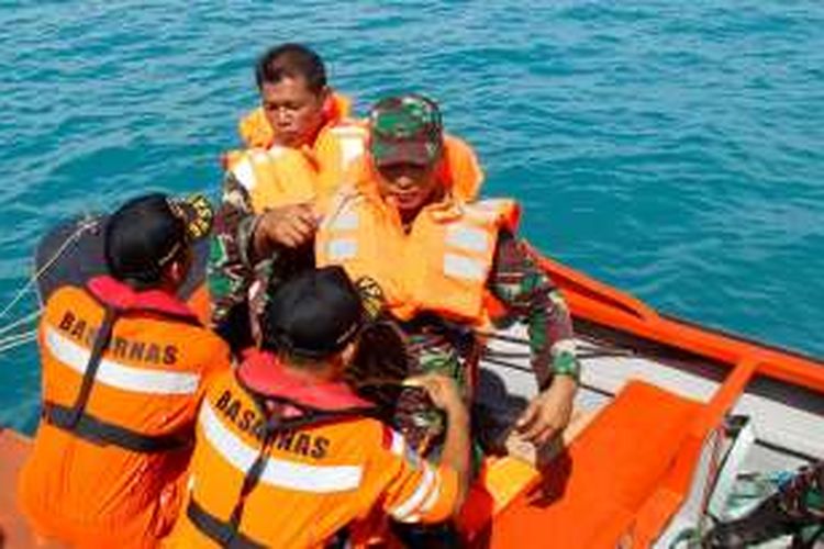 Petugas Badan SAR Nasional dan anggota TNI bersiap memeriksa perairan Lingga, Kepulauan Riau. Tim gabungan dari berbagai pihak beroperasi di Lingga untuk mencari pesawat M28 Skytruck milik Polri. Pesawat itu jatuh pada Sabtu (3/12) pagi.
