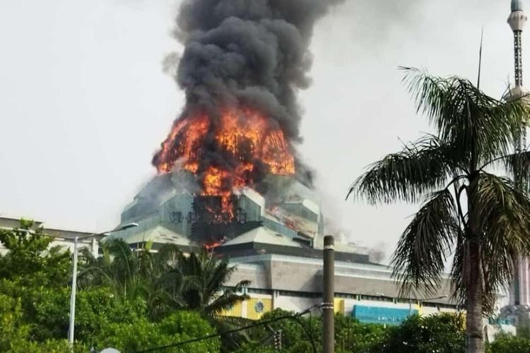 Kebakaran kubah Masjid Raya Jakarta Islamic Centre, pada Rabu (19/10/2022). 