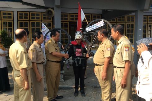 Peringati HUT RI, Pria Ini Jalan Kaki Kendal-Jakarta Sambil Panggul Sepeda