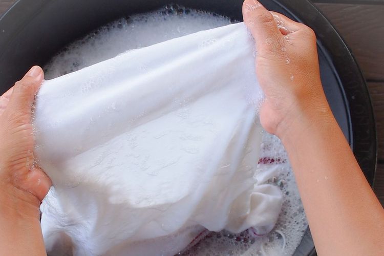 Jangan Asal, Ini Suhu Air Terbaik untuk Mencuci Pakaian Putih