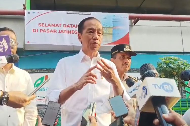 Presiden Joko Widodo saat memberikan keterangan pers di Pasar Jatinegara, Jakarta Timur, Selasa (19/9/2023).