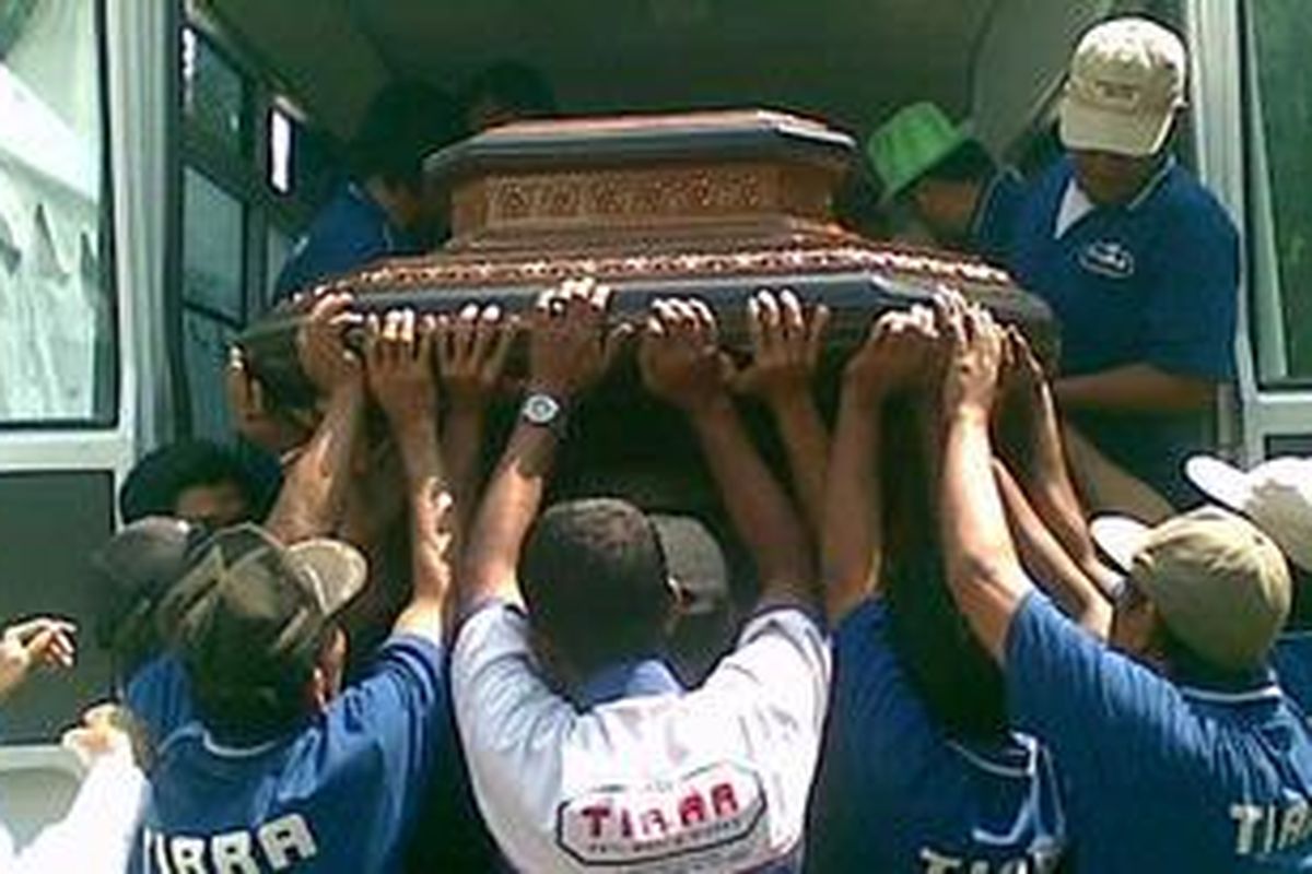 Pekerja mengangkat peti mati tempat Boedi Sampoerna disemayamkan di rumah duka Jalan Untung Suropati No 58 Surabaya