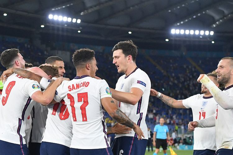 Penyerang Inggris Harry Kane (9) berselebrasi bersama rekan-rekan setimnya usai mencetak gol dalam pertandingan perempat final Euro 2020 antara Ukraina vs Inggris di Stadion Olimpico Roma pada 3 Juli 2021.