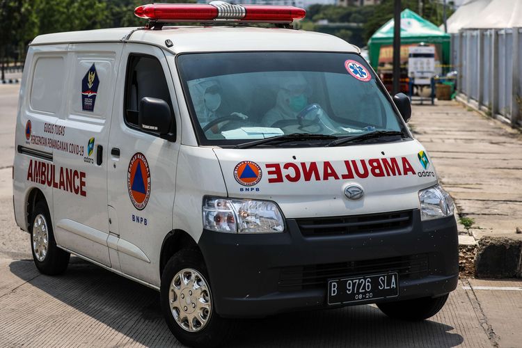 Petugas kesehatan menggunakan alat pelindung saat membawa ambulans yang mengangkut pasien positif Covid-19 tanpa gejala (OTG) saat memasuki IGD Rumah Sakit Darurat Penanganan COVID-19, Wisma Atlet Kemayoran, Jakarta Pusat, Rabu (16/9/2020). Gubernur Anies Baswedan pada Sabtu pekan lalu mengatakan saat ini pasien terpapar Covid-19 dengan status Orang Tanpa Gejala atau OTG akan dirawat di RSD Wisma Atlet, sebanyak 1.740 pasien Covid-19 yang dirawat inap hingga Rabu, 16 September 2020.