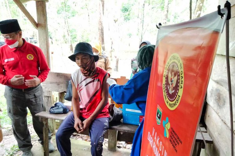 Petugas kesehatan melakukan vaksinasi warga di ladang, di Dharmasraya, Senin (13/9/2021)