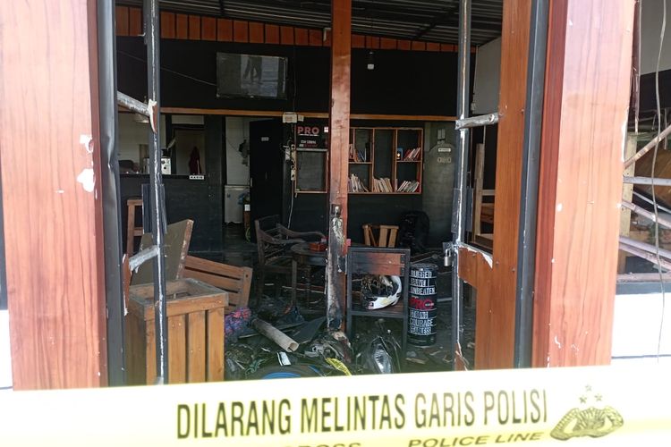 Kafe di Malang digaris polisi pasca terjadinya pengeroyokan salah satu mahasiswa Unitri Malang, Minggu (25/6/2023) dini hari.