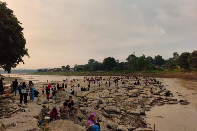Sungai Sekadau Surut Saat Kemarau, Batu Tinggi Diserbu Warga untuk Rekreasi