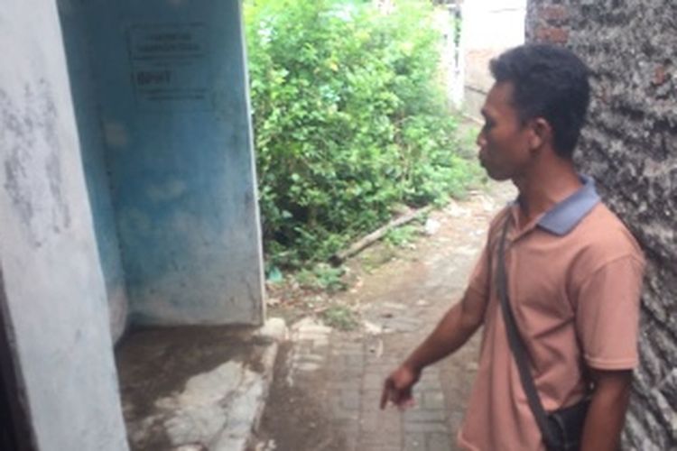 Ketua RT 12, RW 06, Desa Dukuhjati, Kecamatan Kedungbanteng, Kabupaten Tegal, ‎Tasori menunjukan lokasi penganiayaan yang dilakukan pelaku Trisno alias Slamet (35) terhadap korbannya Masrukha (33) hingga tewas, Senin (22/11/2021).
