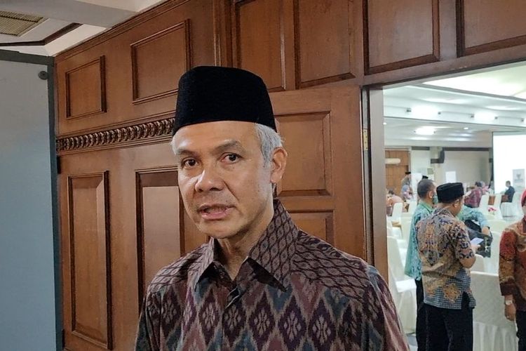Gubernur Jateng Ganjar Pranowo berkilah saat ditanya soal elektabilitasnya menurun di komplek gubernur, Selasa (11/4/2023).