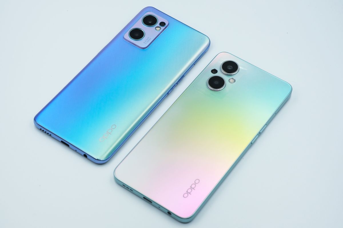 Tampang resmi dari Oppo Reno7 5G (kiri) dan Reno7 Z 5G yang akan dipasarkan di Indonesia.