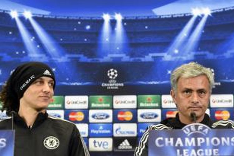 Manajer Chelsea Jose Mourinho (kanan) dan anak didiknya, David Luiz (kiri) dalam konferensi pers menjelang pertandingan leg pertama semifinal Liga Champions, melawan Atletico Madrid, di Vicente Calderon, Selasa (22/4/2014).